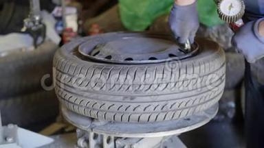 熟练的汽车技师在外面的汽车维修服务中给车轮上的轮胎打气。
